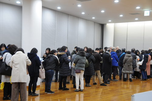 고 이수현씨의  「가케하시」를 관람하기 위해 줄을 서고 있는 관람객들